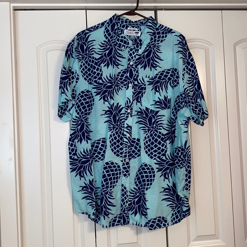Men’s Old Navy button up short sleeve shirt, pineapple print in blues.